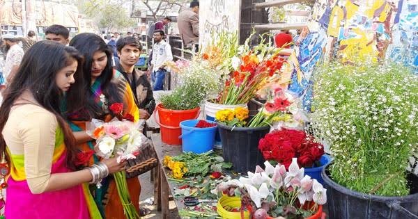 নওগাঁর আত্রাই ভালোবাসা দিবস ঘিরে ফুল কেনার ধুম